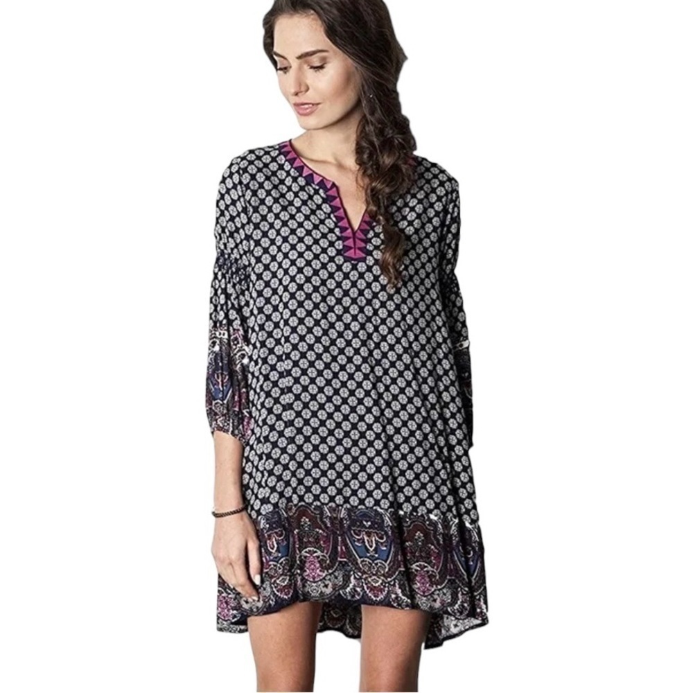 UMGEE, HI-LOW DRESS, WITH 3/4 SLEEVE. BLUE PAISLEY, V-NOTCHED NECK. SIZE M